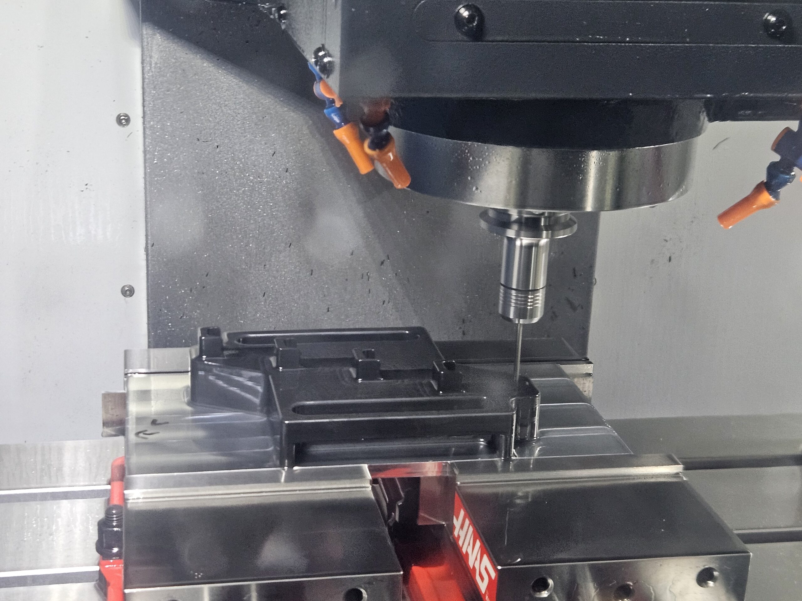 Frezowanie detalu na centrum obróbczym CNC w TP Engineering