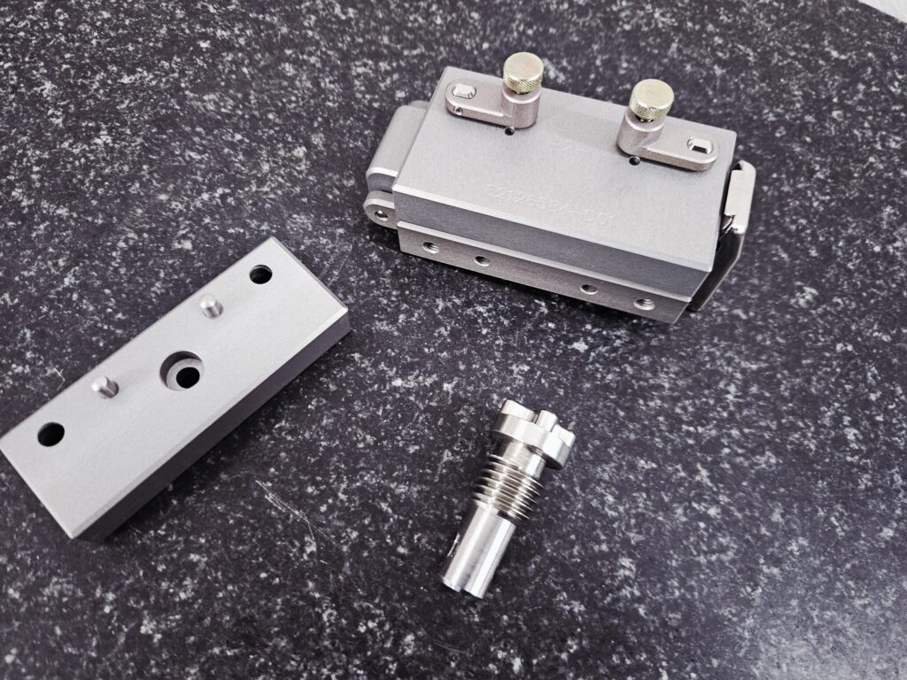 Zespół precyzyjnie obrobionych elementów metalowych — realizacja TP Engineering