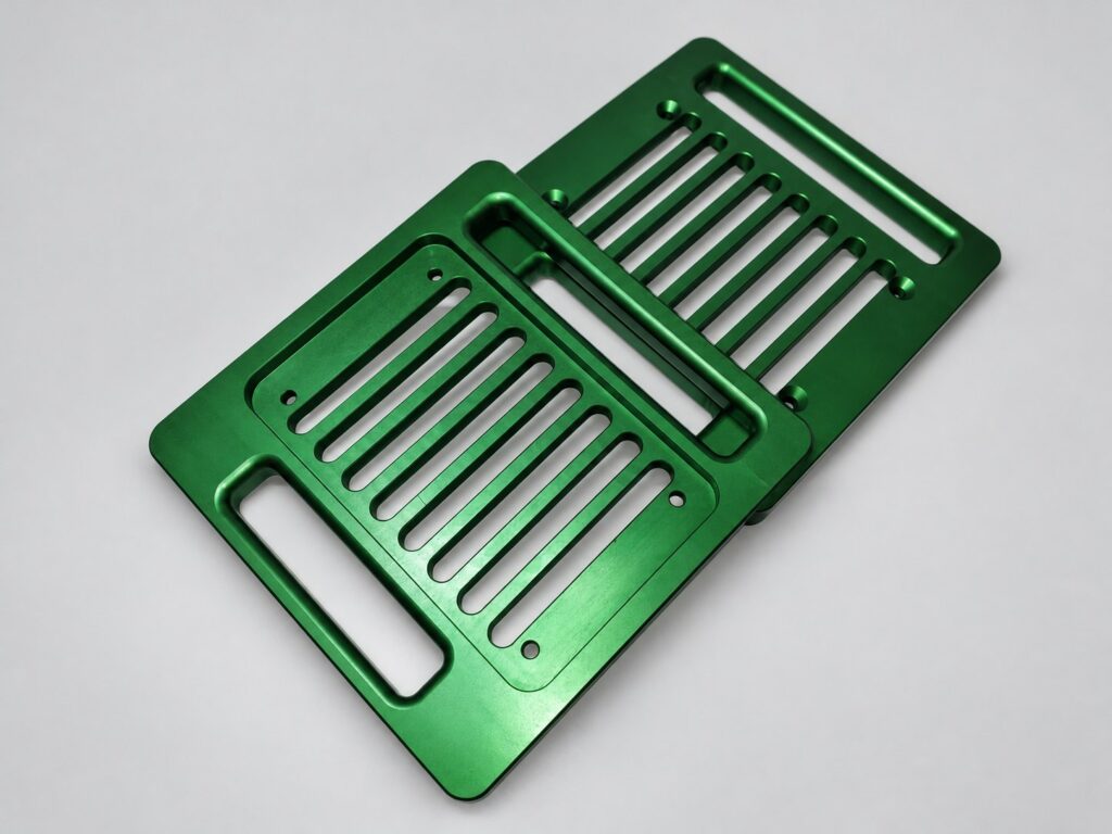 Zielone elementy aluminiowe po anodowaniu — TP Engineering